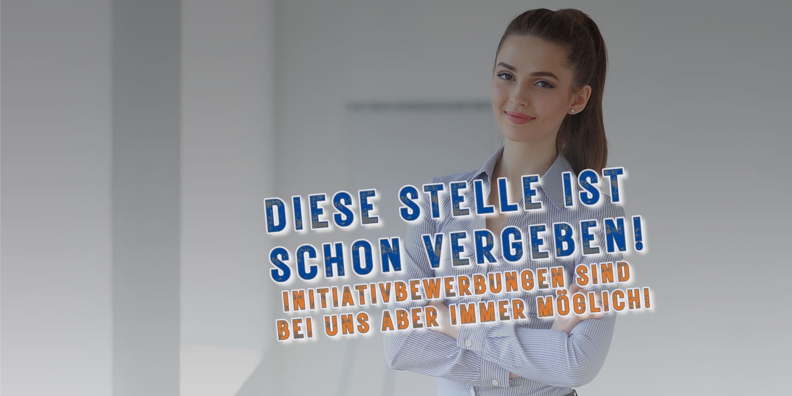Eine junge Frau mit einem selbstbewussten Lächeln steht in einem modernen Büro und trägt ein gestreiftes Hemd.