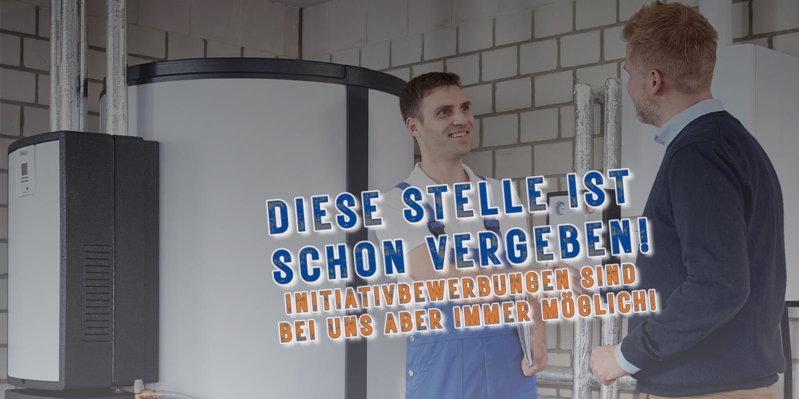 Zwei Männer stehen in einem Raum mit Heizungsanlagen und diskutieren, während eine Stellenanzeige im Vordergrund sichtbar ist.