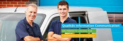 Zwei Männer in Arbeitskleidung lächeln vor einem Lieferwagen, bereit für ihre handwerklichen Aufgaben.