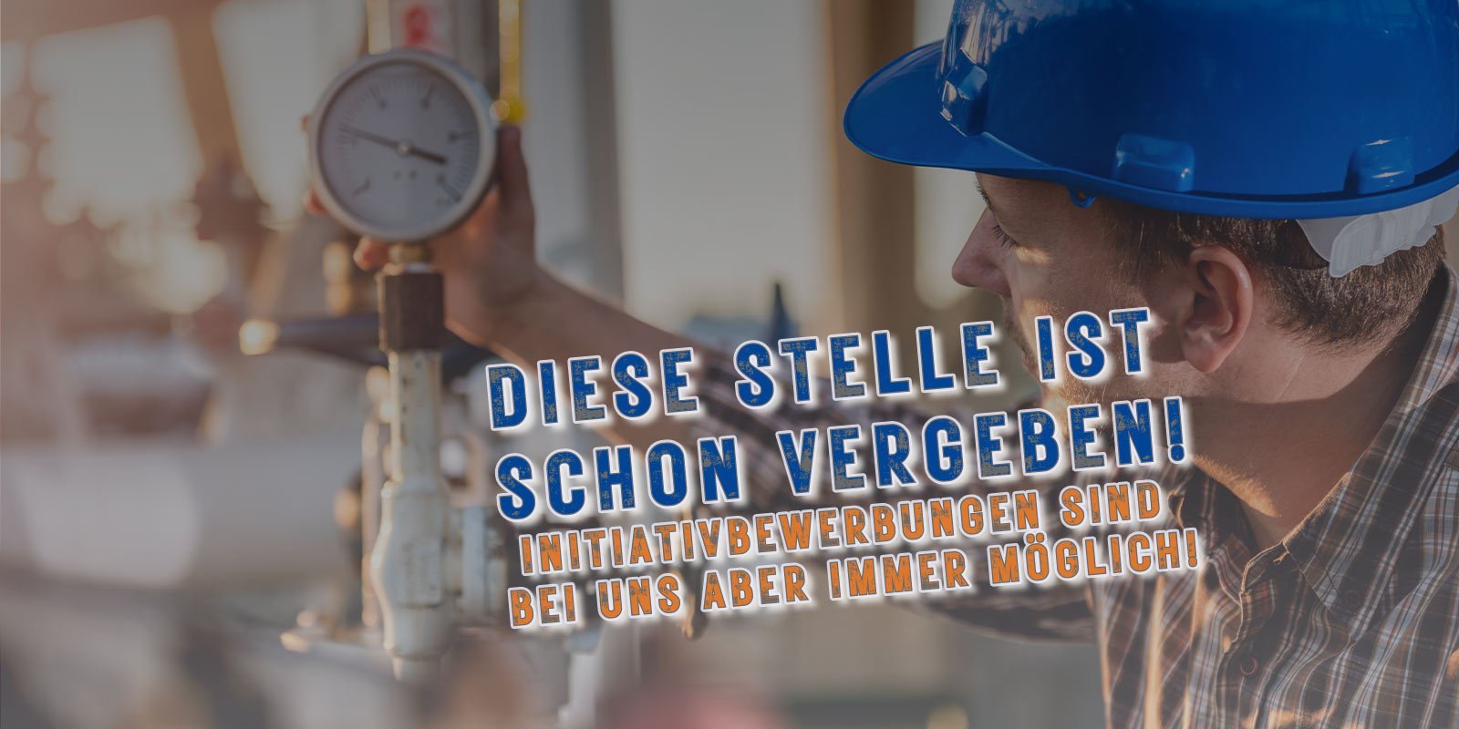 Ein Arbeiter in einem blauen Helm überprüft einen Druckmesser in einer industriellen Umgebung, während die Sonne im Hintergrund scheint.